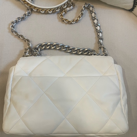 CHANEL 19 HANDBAG
Lambskin, Gold-Tone, Silver-Tone & Ruthenium-Finish Metal - Picture 7 of 15